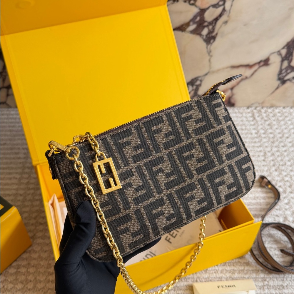 Fendi 21x13cm chain shoulder bag